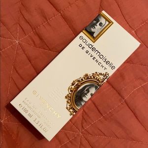 Eaudemoisrlle DE GIVENCHY